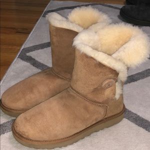 UGG bailey button II chestnut boots size 8